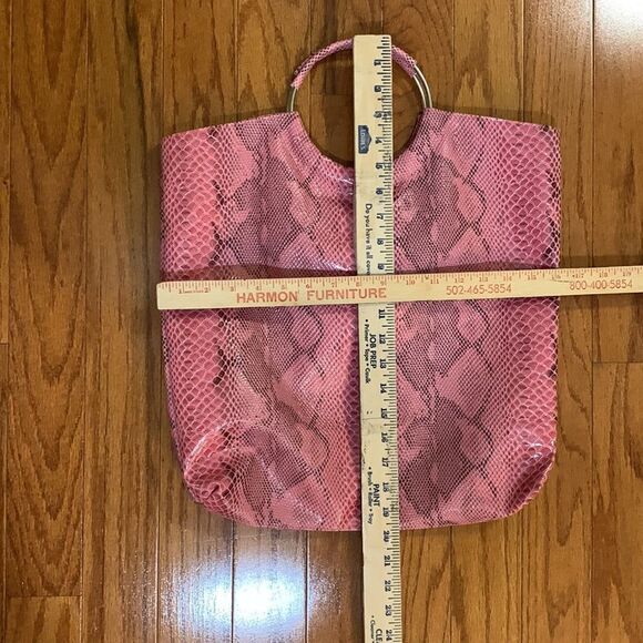 Kim Kardashian pink tote in faux snake print - Picture 9 of 16